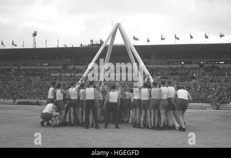 1930s, Czechoslovkia, Sudentenland, Ceco Sokol o giochi della gioventù, pre-WW2, giovani tenendo su pali. Tali giochi o festival chiamato Slets si sono tenuti in grandi arene sportive, progettato per sviluppare i giovani physique e carattere. Foto Stock