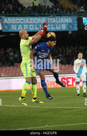 Napoli, Italia. 07Th gen, 2017. Partita di calcio tra SSC Napoli e Sampdoria presso lo Stadio San Paolo di Napoli .Risultato finale Napoli vs Sampdoria 2-1.in immagine in ordine L a R:Pepe Reina, portiere (SSC Napoli), Matías Silvestre (SAMPDORIA) © Salvatore Esposito/Pacific Press/Alamy Live News Foto Stock