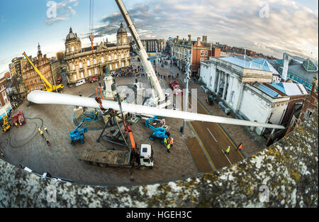Opera d'arte "Blade", un 250ft lungo (75m) turbina eolica, commissionato dall'artista multimediale Nayan Kulkarni e creato dai lavoratori presso la Siemens stabilimento di Hull, è installato presso il Queen Victoria Square a Hull. Foto Stock