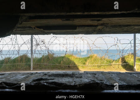 Vista da WW2 bunker tedesco a Pointe du Hoc, Normandia, Francia Foto Stock