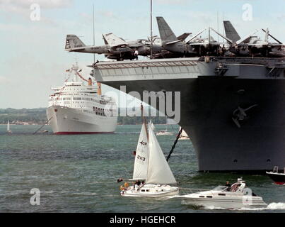 AJAXNETPHOTO. 5Giugno, 1994. SPITHEAD, Inghilterra. - 50TH D-giorno anniversario della flotta di aeromobili - folla il ponte di volo del vettore americano George Washington per il Royal Revisione. Foto;JONATHAN EASTLAND/AJAX REF:940506 7 Foto Stock