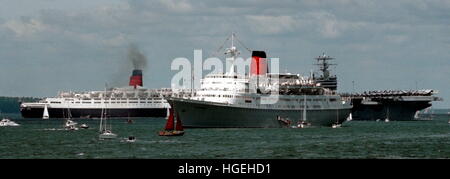 AJAXNETPHOTO. 5Giugno, 1994. SPITHEAD, Inghilterra. - 50TH D-giorno anniversario flotta - (L-R)LA CUNARD LINER QE2, CUNARD NAVE DA CROCIERA VISTAFJORD E AMERICA PORTAEREI George Washington. Foto;JONATHAN EASTLAND/AJAX REF:940506 2 Foto Stock