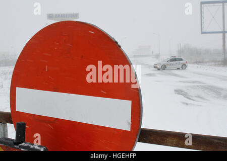 Bucarest, Romania - Gennaio 06, 2017: una macchina della polizia blocca l'accesso sulla autostrada A2 al principale porto del Mar Nero, Constanta, a causa della tempesta di neve Foto Stock