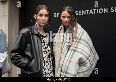 Londra, Regno Unito. 08 gen 2017. Il terzo giorno della settimana londinese della moda uomo 2017. I modelli pro o dilettanti pongono al di fuori delle passerelle al King's College di mostrare i loro abiti. La London Fashion Week è un abbigliamento trade show tenutosi a Londra due volte ogni anno in febbraio (Gennaio per gli uomini e di settembre. © Alberto Pezzali/Pacific Press/Alamy Live News Foto Stock