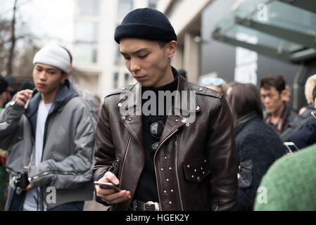 Londra, Regno Unito. 08 gen 2017. Il terzo giorno della settimana londinese della moda uomo 2017. I modelli pro o dilettanti pongono al di fuori delle passerelle al King's College di mostrare i loro abiti. La London Fashion Week è un abbigliamento trade show tenutosi a Londra due volte ogni anno in febbraio (Gennaio per gli uomini e di settembre. © Alberto Pezzali/Pacific Press/Alamy Live News Foto Stock