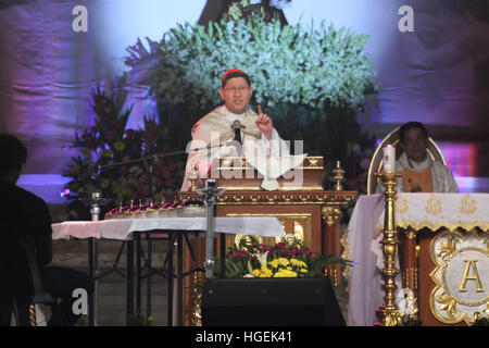 Manila, Filippine. 9 Gen, 2017. Luis Antonio Card. Tagle, Arcivescovo di Manila offre l omelia durante la santa messa di mezzanotte per onorare la festa del Nazareno nero. Nella sua omelia il Cardinale ha sottolineato Tagle sul messaggio dell'amore di Gesù per i suoi seguaci e come ognuno dovrebbe emulare l amore di Gesù per l'umanità. © Dennis Jerome Acosta/Pacific Press/Alamy Live News Foto Stock