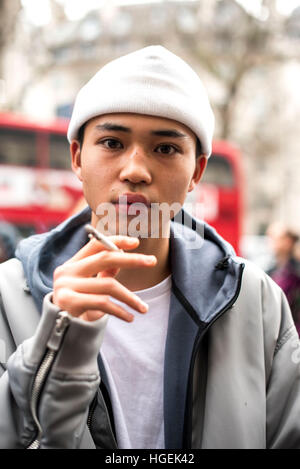 Londra, Regno Unito. 08 gen 2017. Il terzo giorno della settimana londinese della moda uomo 2017. I modelli pro o dilettanti pongono al di fuori delle passerelle al King's College di mostrare i loro abiti. La London Fashion Week è un abbigliamento trade show tenutosi a Londra due volte ogni anno in febbraio (Gennaio per gli uomini e di settembre. © Alberto Pezzali/Pacific Press/Alamy Live News Foto Stock