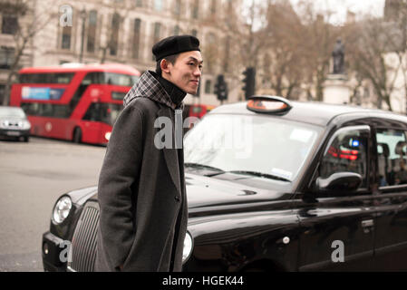 Londra, Regno Unito. 08 gen 2017. Il terzo giorno della settimana londinese della moda uomo 2017. I modelli pro o dilettanti pongono al di fuori delle passerelle al King's College di mostrare i loro abiti. La London Fashion Week è un abbigliamento trade show tenutosi a Londra due volte ogni anno in febbraio (Gennaio per gli uomini e di settembre. © Alberto Pezzali/Pacific Press/Alamy Live News Foto Stock