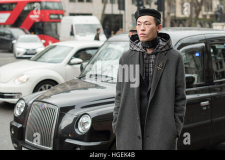 Londra, Regno Unito. 08 gen 2017. Il terzo giorno della settimana londinese della moda uomo 2017. I modelli pro o dilettanti pongono al di fuori delle passerelle al King's College di mostrare i loro abiti. La London Fashion Week è un abbigliamento trade show tenutosi a Londra due volte ogni anno in febbraio (Gennaio per gli uomini e di settembre. © Alberto Pezzali/Pacific Press/Alamy Live News Foto Stock