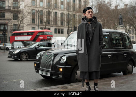 Londra, Regno Unito. 08 gen 2017. Il terzo giorno della settimana londinese della moda uomo 2017. I modelli pro o dilettanti pongono al di fuori delle passerelle al King's College di mostrare i loro abiti. La London Fashion Week è un abbigliamento trade show tenutosi a Londra due volte ogni anno in febbraio (Gennaio per gli uomini e di settembre. © Alberto Pezzali/Pacific Press/Alamy Live News Foto Stock