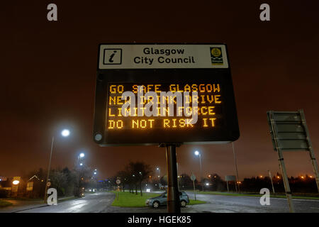 Nuova guida sicura i limiti di alcol per bere durante la guida segno il traffico di notte e la Great Western Road Foto Stock