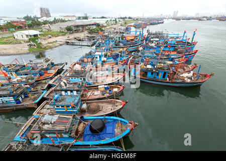Ancorate barche da pesca della predizione del tifone che sopraggiungono. Foto Stock