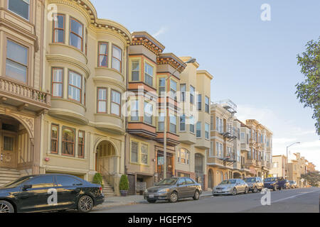 San Francisco, CA, Stati Uniti d'America, 23 ottobre 2016: fila di Appartamenti a San Francisco Foto Stock