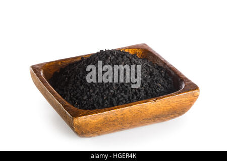 Nigella sativa semi nella ciotola di legno isolato su sfondo bianco Foto Stock