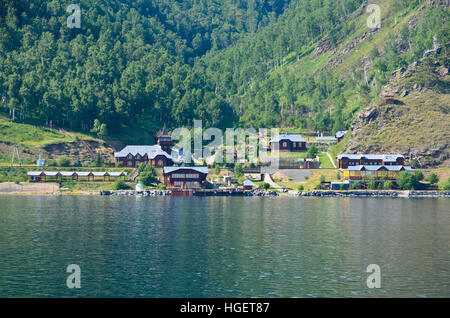 Area campeggio sulle rive del lago Baikal in estate Foto Stock