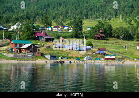 Area campeggio sulle rive del lago Baikal in estate Foto Stock