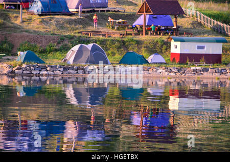 Area campeggio sulle rive del lago Baikal in estate Foto Stock