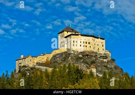 Il castello di Tarasp, Tarasp, Bassa Engadina, Grigioni, Grigioni, Svizzera Foto Stock