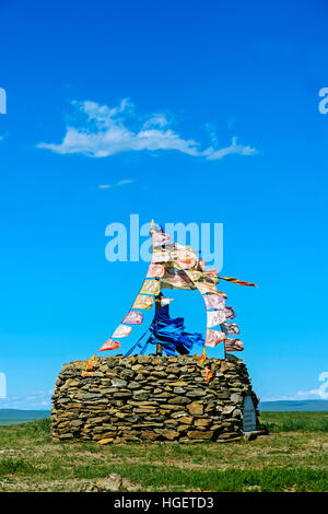 Ovoo, pietra sacra utilizzato heap del luogo di culto in lingua mongola tradizione religiosa, montagna pianura in Arkhangai Aimag, Mongolia Foto Stock