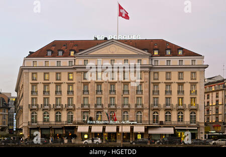 Four Seasons Hotel des Bergues su una serata in dicembre, Ginevra, Svizzera Foto Stock