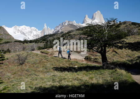 Gli escursionisti sul sentiero a Laguna Torre con vista del Cerro Torre e del Monte Fitz Roy, El Chalten, Patagonia, Argentina, Sud America Foto Stock