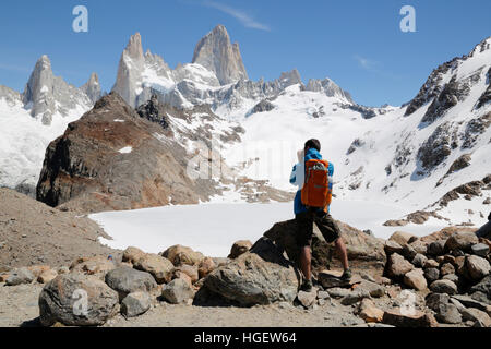 Escursionista fotografare la Laguna de los Tres ed il Monte Fitz Roy, El Chalten, Patagonia, Argentina, Sud America Foto Stock