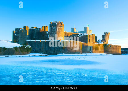 Caerphilly Castle, Snow, Caerphilly, Cardiff, Galles, Regno Unito Foto Stock