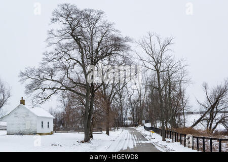 Casa e strada su una giornata invernale, vicino a nuova libertà, Pennsylvania. Foto Stock