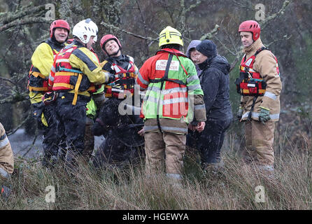 Nemo, un pony Shetland è liberato dalla Scottish Fuoco e servizio di salvataggio dopo che si è incagliata in un fiume gonfio vicino Lochard Road, Aberfoyle. Foto Stock