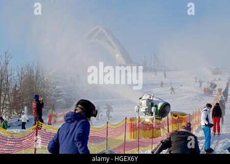 Neve pistola, St Georg Ski-Jump, Winterberg, Sauerland, Renania Settentrionale - Westfalia, Germania Foto Stock