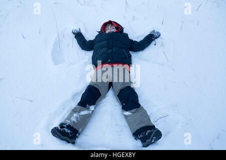 Ragazzo che angelo di neve vicino a Winterberg, Sauerland, Renania Settentrionale - Westfalia, Germania Foto Stock