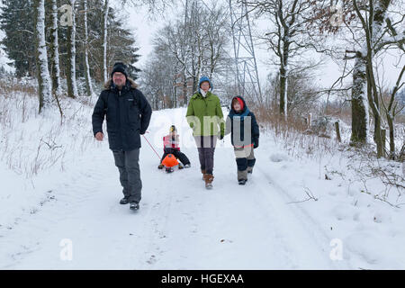 Famiglia camminare vicino a Neuenkleusheim, Sauerland, Renania Settentrionale - Westfalia, Germania Foto Stock