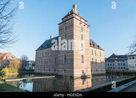 TURNHOUT-BELGIO-dicembre 30, 2016. Castello dei Duchi di Brabante (XII secolo). Nel XVIII e XIX secolo cadde in rovina e ha il ripristino Foto Stock