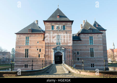 TURNHOUT-BELGIO-dicembre 30, 2016. Castello dei Duchi di Brabante (XII secolo). Nel XVIII e XIX secolo cadde in rovina e ha il ripristino Foto Stock