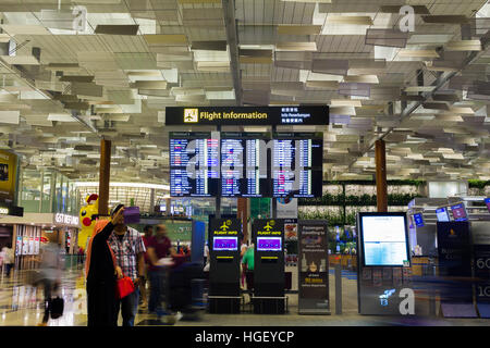 L'Aeroporto Internazionale di Singapore Changi sala partenze, i visitatori a piedi intorno a sala partenze in aeroporto Changi Foto Stock