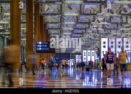 L'Aeroporto Internazionale di Singapore Changi sala partenze, i visitatori a piedi intorno a sala partenze in aeroporto Changi Foto Stock