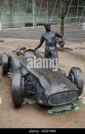 Statua di racing driver Juan Manuel Fangio al di fuori del Museo Mercedes-Benz a Stuttgart, Germania. Foto Stock