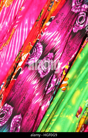 Luminoso colorato di tessuti stampati con una dei Caraibi o spiaggia hawaiana stile. Foto Stock