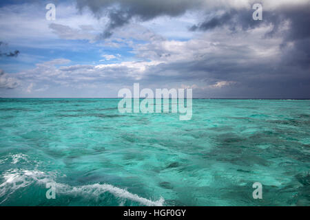 Tempestoso cielo tropicale su acque turchesi, Mar dei Caraibi off Grand Cayman. Foto Stock