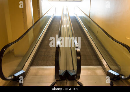 Dettaglio di un moderno escalator in centro commerciale Foto Stock