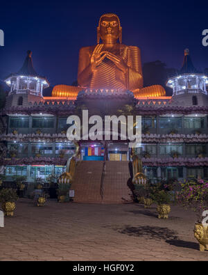 Sri Lanka: Dambulla tempio nella grotta di notte Foto Stock