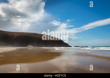 Mattina sulla famosa spiaggia di Legzira, Marocco Foto Stock