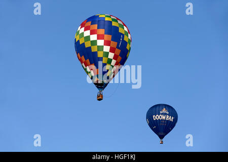 I palloni ad aria calda sorvolano Wiltshire, Regno Unito. Foto Stock
