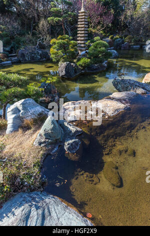 Yoshida Shigeru Giardino giapponese è un laghetto in giardino Oiso. È tipico di un laghetto in giardino che ci sono sentieri che portano intorno Foto Stock