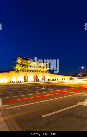 Lunga esposizione luci auto lasciando streak posteriore nella parte anteriore di Gwanghwamun cancello principale di storico Palazzo Gyeongbokgung al crepuscolo in d Foto Stock