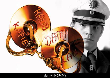 Handuffs e CD/DVD, funzionario di polizia in background: simbolico per il furto di dati la criminalità Foto Stock