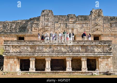 I turisti su Cuadrangulo de las Monjas, monacale del quadrangolo, antica città maya di Uxmal, Yucatan, Messico Foto Stock