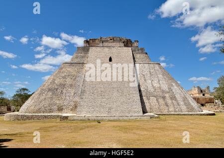 Piramide del Adivino, piramide del mago, antica città maya di Uxmal, Yucatan, Messico Foto Stock