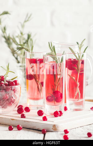 Bevanda rinfrescante con mirtilli e rosmarino bianco su sfondo di legno, fuoco selettivo, spazio di copia Foto Stock
