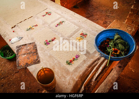 Pagine di carta a mano decorate con fiori secchi, carta tradizionale faktory, Ambalavao, Madagascar Foto Stock